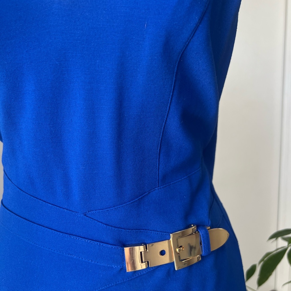 Cache Royal Blue Sleeveless, Structured V-Neck, Midi Dress w/Gold Buckle-Size 6 - Picture 4 of 6